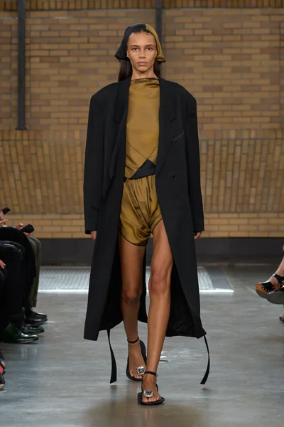 Look 10